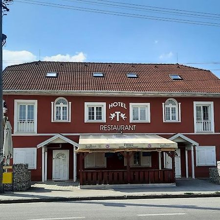 Twins Hurbanovo Exterior foto